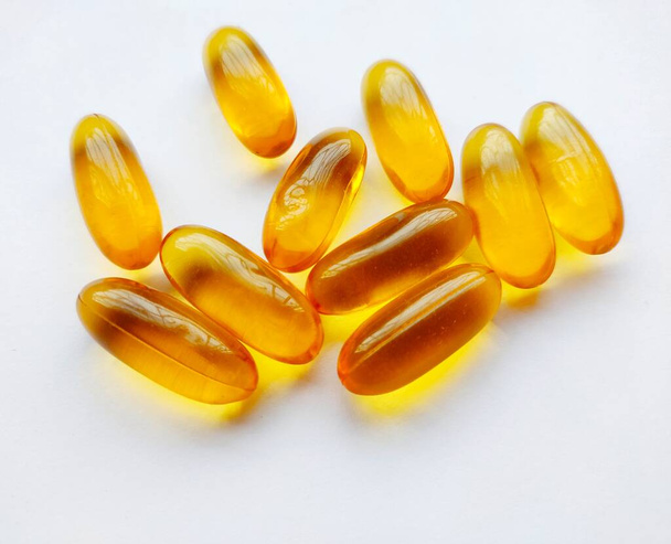 E-vitamiini, Omega 3, DHA Kapselit valkoisella taustalla makro näkymä valikoiva keskittyä - Valokuva, kuva