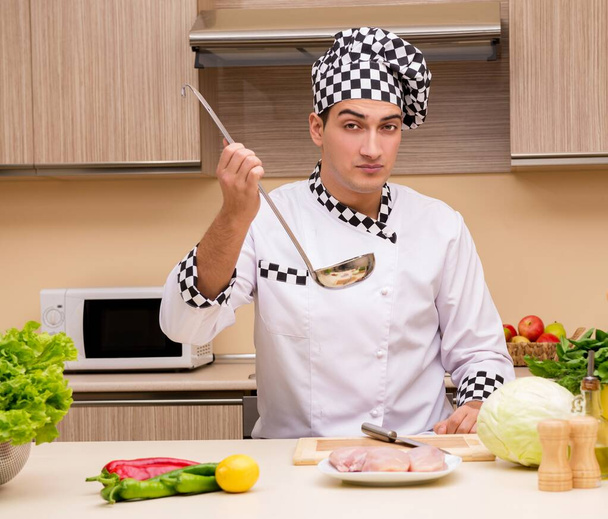 Молодий шеф-кухар працює на кухні
 - Фото, зображення
