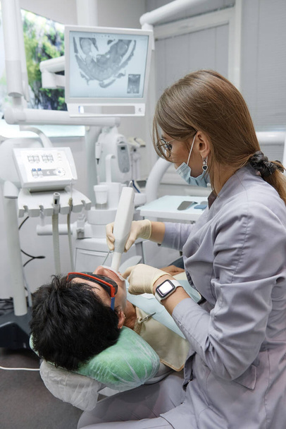 dentist, doctor performs a three-dimensional scan of the patients teeth and oral cavity, 3d - Foto, Bild