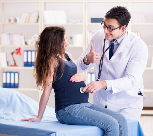 Médico examinando paciente mulher grávida - Foto, Imagem
