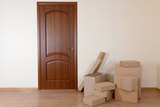 Пустой зал со стопкой коробок: концепция движущегося дома
  - Фото, изображение