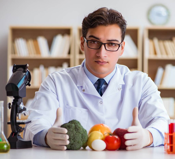 Man doctor checking the fruits and vegetables - Foto, Imagem