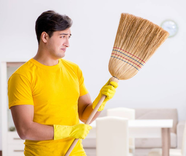 Homem marido limpando a casa ajudando sua esposa - Foto, Imagem
