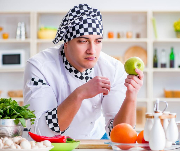 młody mężczyzna gotować praca w kuchnia - Zdjęcie, obraz
