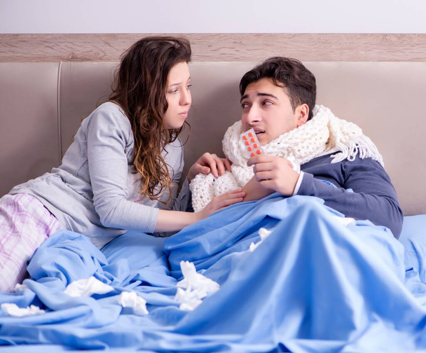 Esposa cuidando do marido doente em casa na cama - Foto, Imagem
