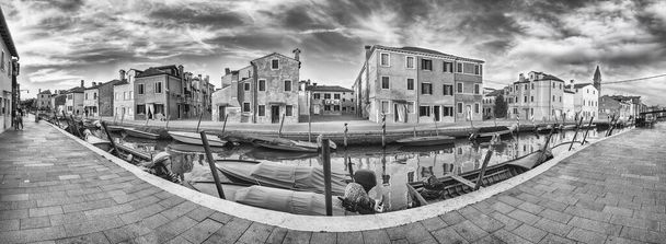 Vista panorámica con casas pintorescas a lo largo del canal en la isla de Burano, Venecia, Italia. La isla es una atracción popular para los turistas debido a su pintoresca arquitectura - Foto, imagen