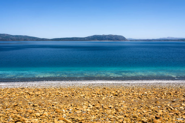 Озеро Сальда, Турция. Популярное место отдыха и туризма. Белый песок и голубая вода. Естественный фон. - Фото, изображение