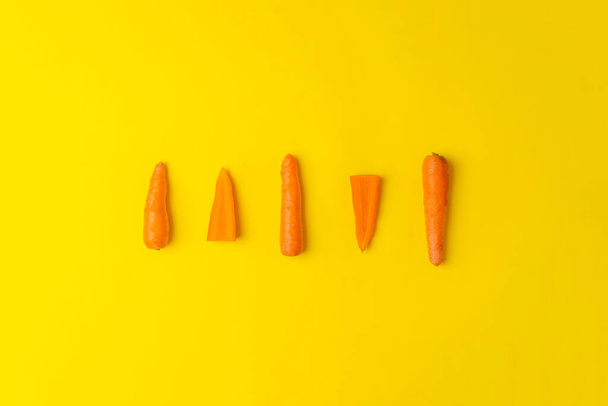 świeży surowa marchewka kreatywny płaski układ izolowane, organiczny składnik witaminy - Zdjęcie, obraz