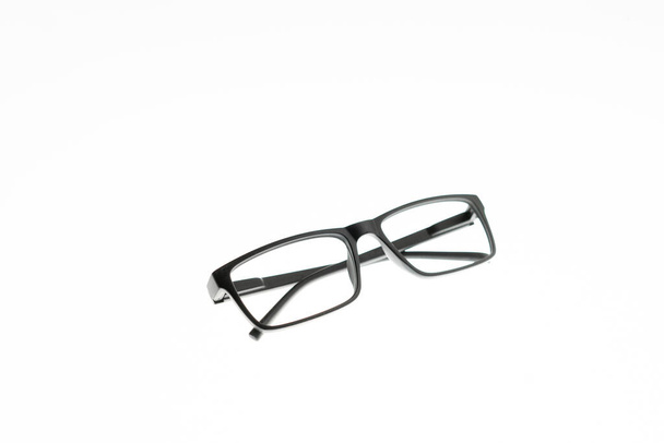 ένα κοντινό μαύρο οπτικό πλαίσιο γυαλιών, μοντέρνα κομψά γυαλιά - Φωτογραφία, εικόνα