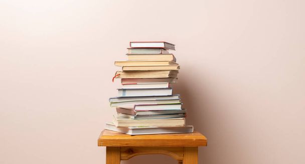 una pila de libros aislados con el diseño del espacio de copia, el aprendizaje de la sabiduría del conocimiento en la escuela - Foto, imagen