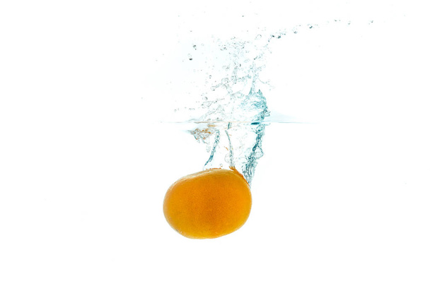 fresh orange falling in water - Foto, afbeelding