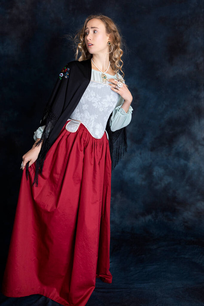 A Renaissance woman in a brocade corset and red skirt - Foto, Imagem