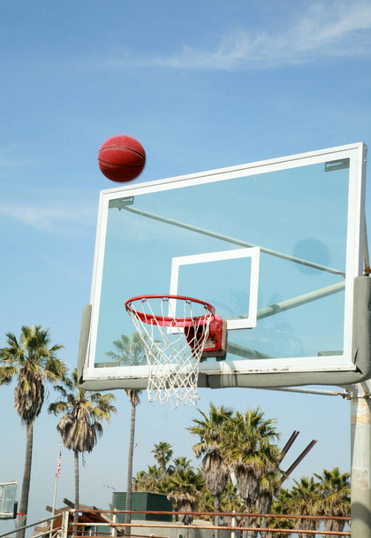 Basketball. Jeu de basket-ball. Score gagnant. Basketball panier dans le terrain public extérieur. Basket-ball dans le panier. jeu de sport. - Photo, image