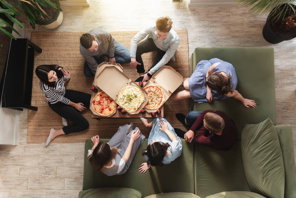 Pizza párty, skupina přátel chatování, jíst pizzu, pít sladkou sodovku - Fotografie, Obrázek