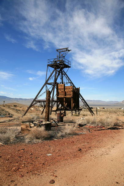 ゴーストタウン。廃金鉱山町。砂漠のゴーストタウン。野生の西だ。野生の西のゴーストタウン。鉱山町は金のラッシュが終わったときに放棄されました。長い間アメリカ西部を失った。アリゾナ州とカリフォルニア州におけるアメリカ西部の歴史.  - 写真・画像
