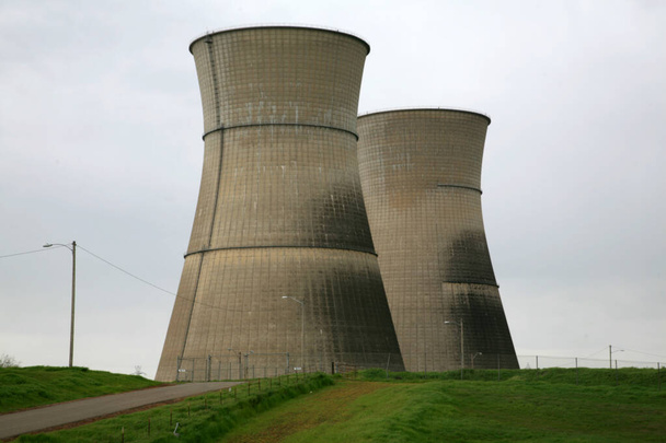 Ця АЕС є виведеною з експлуатації атомною електростанцією. Атомна електростанція.  - Фото, зображення