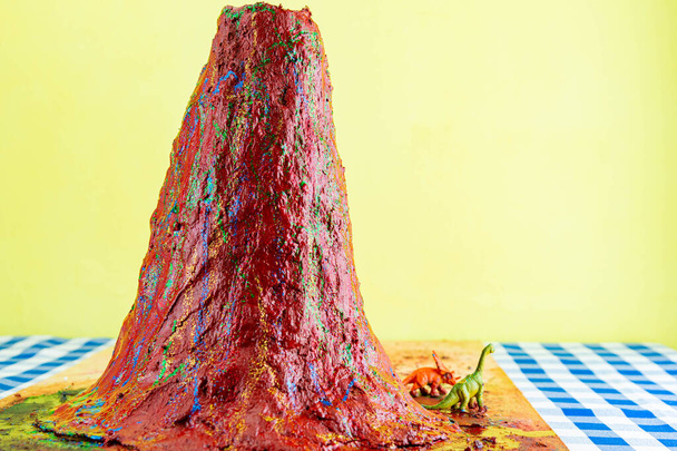 Proyectos de escuela modelo de arcilla volcánica. Trabajo escolar para niños. Volcán hecho con arcilla en una clase de artesanía. - Foto, Imagen