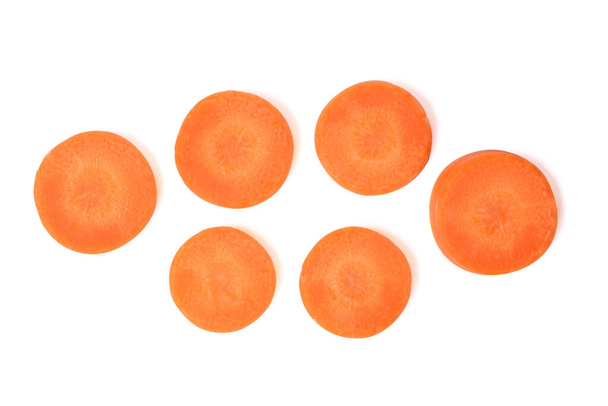 Ізольована свіжа морква. Вид зверху Морквяний шматочок круглої форми на білому тлі. Плоский ліжко з відсічним контуром
 - Фото, зображення