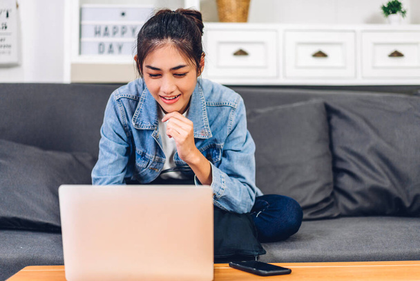 Junge lächelnd glücklich schöne asiatische Frau entspannen mit Laptop-Computer im Zimmer zu Hause. Junge kreative Mädchen arbeiten und tippen auf keyboard.work von zu Hause aus Konzept - Foto, Bild