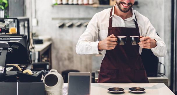 Muotokuva barista mies pienyrittäjä tilalla kuppi kahvia kahvilassa tai kahvilassa.Mies barista seisoo kahvilassa - Valokuva, kuva