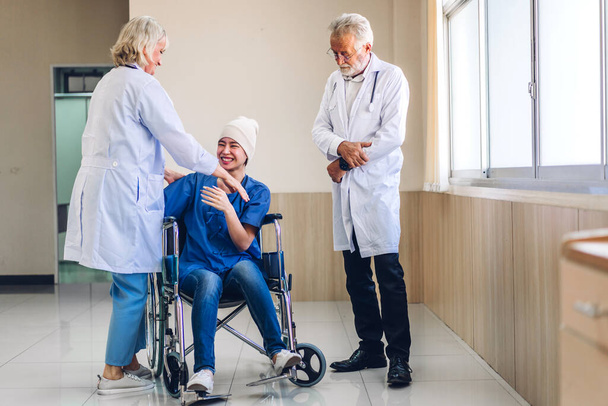 Médecin professionnel équipe avec stéthoscope en uniforme discuter avec la patiente femme avec couverture de cancer tête avec foulard de chimiothérapie cancer à l'hôpital. - Photo, image