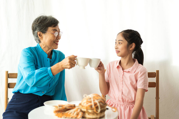 Muotokuva onnellinen aasialainen isoäiti ja pieni aasialainen söpö tyttö nauttia rentoutua home.Young tyttö nauraa isovanhemmat hymyillen yhdessä. - Valokuva, kuva