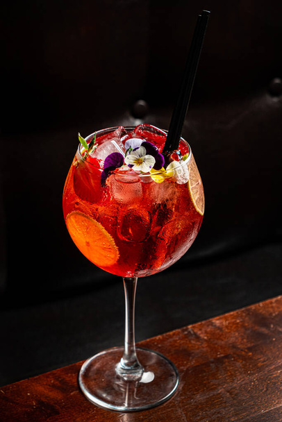 summer cocktail in the bar - Foto, imagen