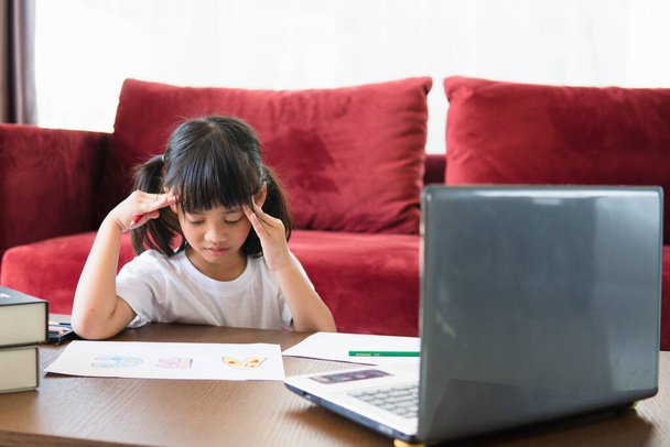 Aasian tyttö opiskelija verkossa oppiminen luokan tutkimus verkossa kannettavan kotona. - Valokuva, kuva