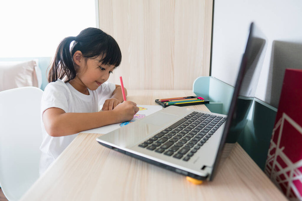 Aziatisch meisje student online leren klasse studie online met laptop thuis. - Foto, afbeelding