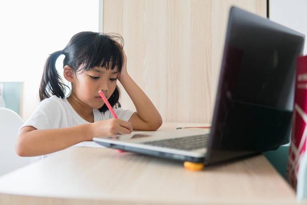 Aasian tyttö opiskelija verkossa oppiminen luokan tutkimus verkossa kannettavan kotona. - Valokuva, kuva