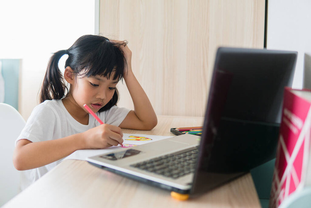 Asyalı kız öğrenci çevrimiçi öğrenim sınıfı çalışması evde dizüstü bilgisayarla. - Fotoğraf, Görsel