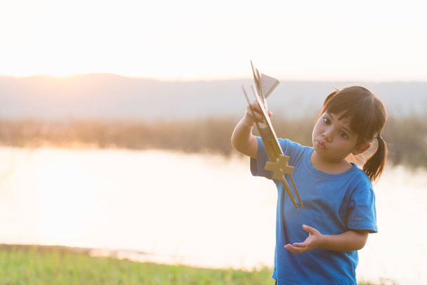 rêves de vol ! enfant jouant avec jouet avion contre le ciel au coucher du soleil - Photo, image