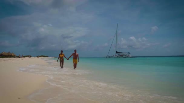 Küçük Curacao Adası, gündüz gezileriyle ve beyaz plajlarda yüzerek turlarla ve mavi berrak okyanusta, Karayip Denizi 'ndeki Klein Curacao Adası' nda - Video, Çekim