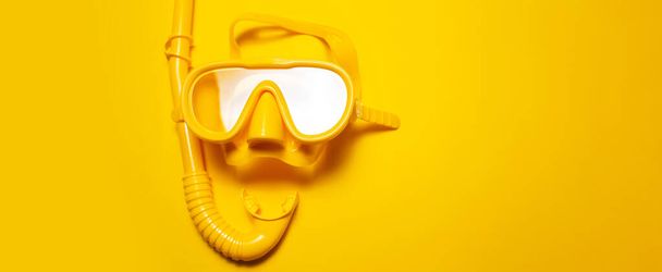 Πανοραμική φωτογραφία από κίτρινη μάσκα κατάδυσης με αναπνευστήρα, σε κίτρινο φόντο με αντιγραφικό χώρο. - Φωτογραφία, εικόνα