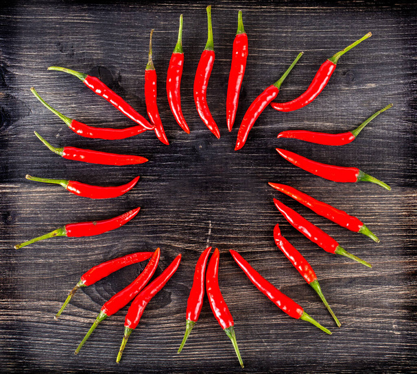 Top näkymä mausteinen punainen chili pippuri puupinnalla. Valikoiva painopiste - Valokuva, kuva
