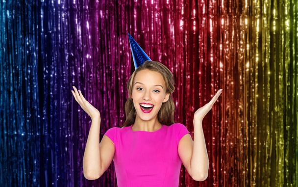 happy young woman or teen girl in party cap - Foto, Imagen