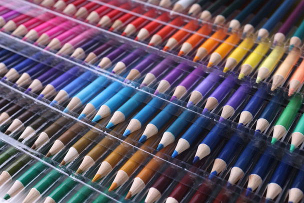Joukko monivärinen puinen kyniä eri värejä ja sävyjä - Valokuva, kuva