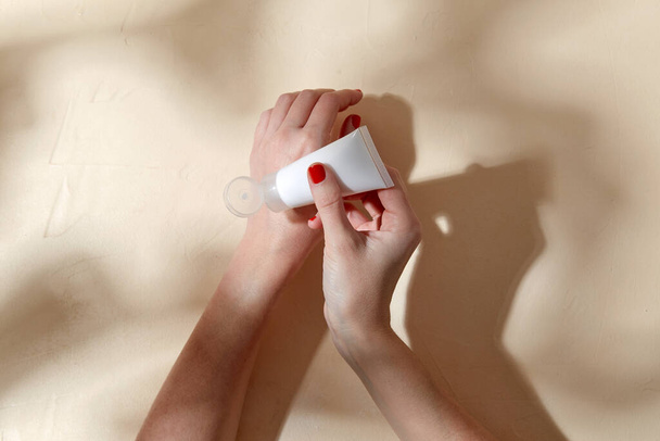 female hands applying moisturizer to skin - Fotografie, Obrázek