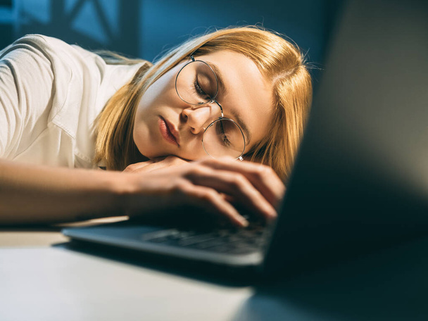 night study working fatigue sleeping woman - Фото, изображение