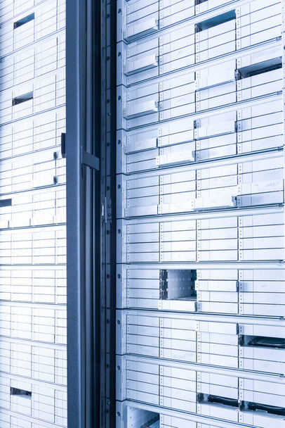 centre d'hébergement de données intérieur - servir racks remplis de disques durs utilisés pour le stockage de données - Photo, image