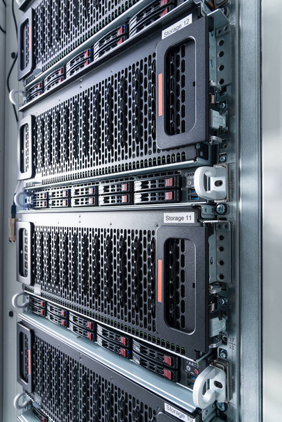 Ряд жестких дисков, выступающих в качестве хранилища данных внутри серверной - Фото, изображение