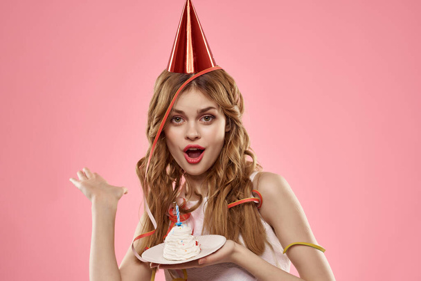 mulher descontente aniversário celebração bolo festa rosa fundo - Foto, Imagem