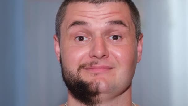 Portrait vidéo d'un demi-visage d'homme barbu. Visage partiellement rasé. - Séquence, vidéo