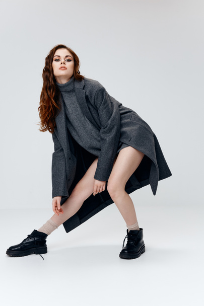 Stílusos nő csupasz lábak csizma kabát Szexi megjelenés - Fotó, kép