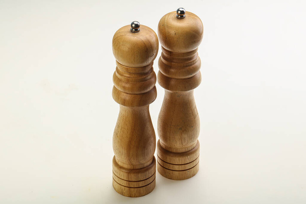 Pfeffer- und Salzmühle aus Holz isoliert - Foto, Bild
