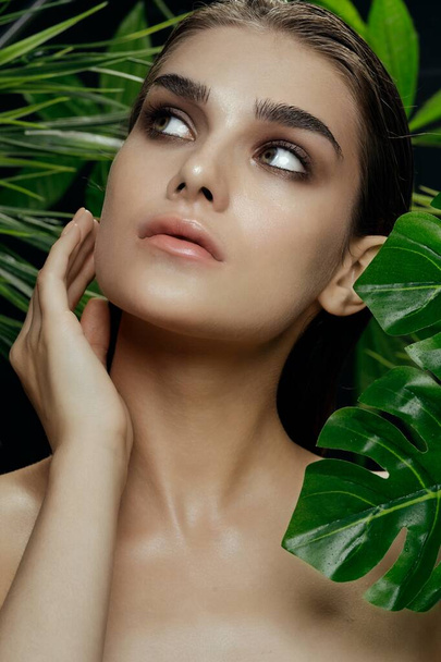 csinos nő meztelen vállak kozmetikumok zöld levelek egzotikus - Fotó, kép