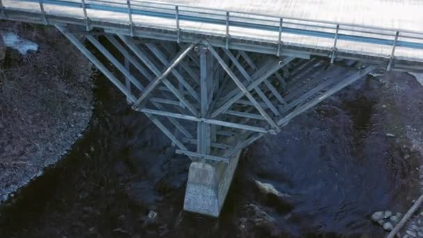 Kaunis drone näkökulmasta joki virtaa puinen silta. - Materiaali, video