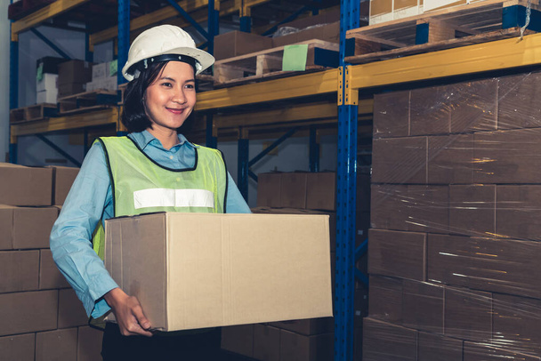 Portrait of young Asian woman warehouse worker smiling in the storehouse - Foto, Bild