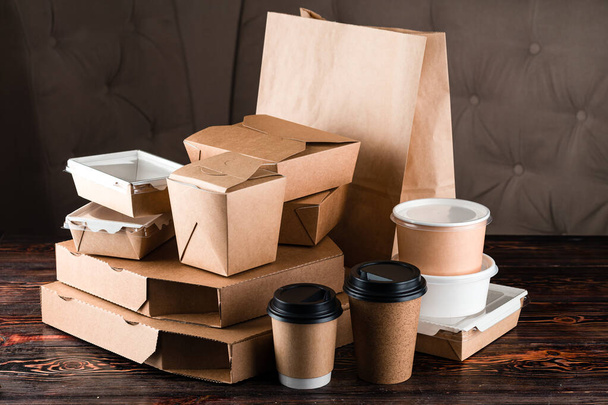 set eco tableware for food delivery craft. Eco craft paper tableware. Paper cups, dishes, bag, fast food containers, box for delivery food on wooden background. Recycling concept. Zero waste, plastic-free and eco-friendly living - Foto, afbeelding