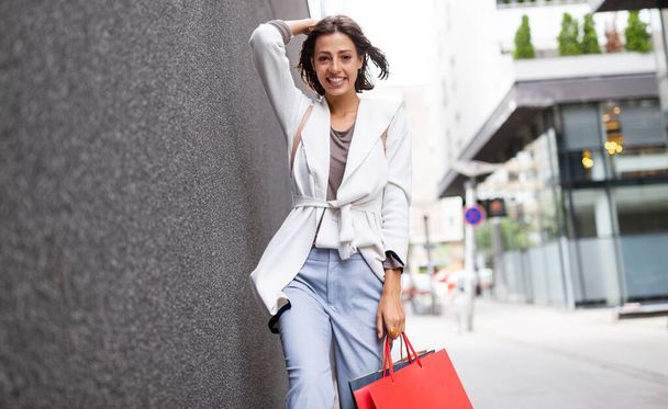 Portrait of excited happy shopping woman outdoor - Foto, Imagem
